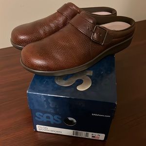 NWT SAS brown leather clogs size 8.5 narrow